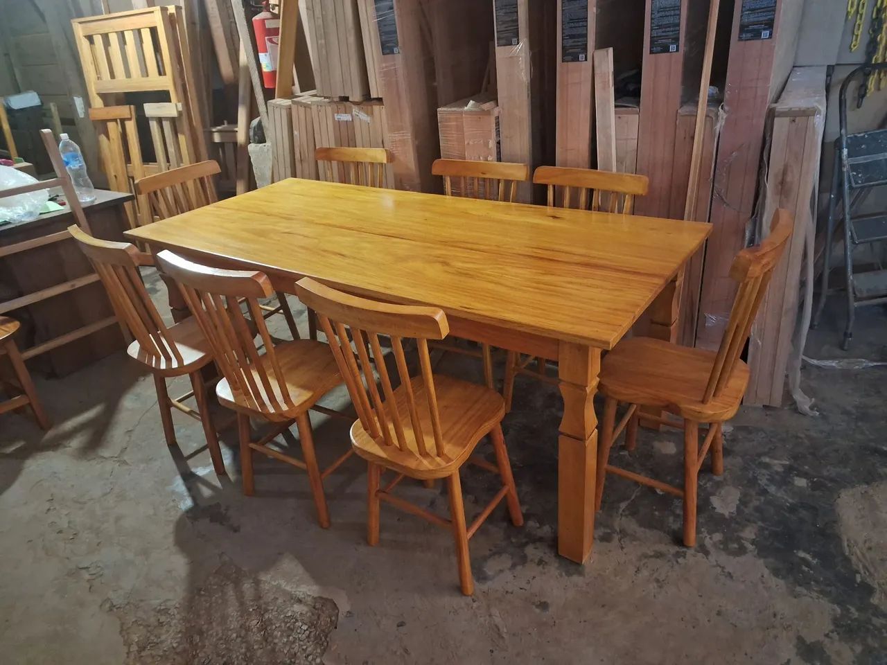 Mesa retangular com 8 cadeiras feitas com madeira de lei