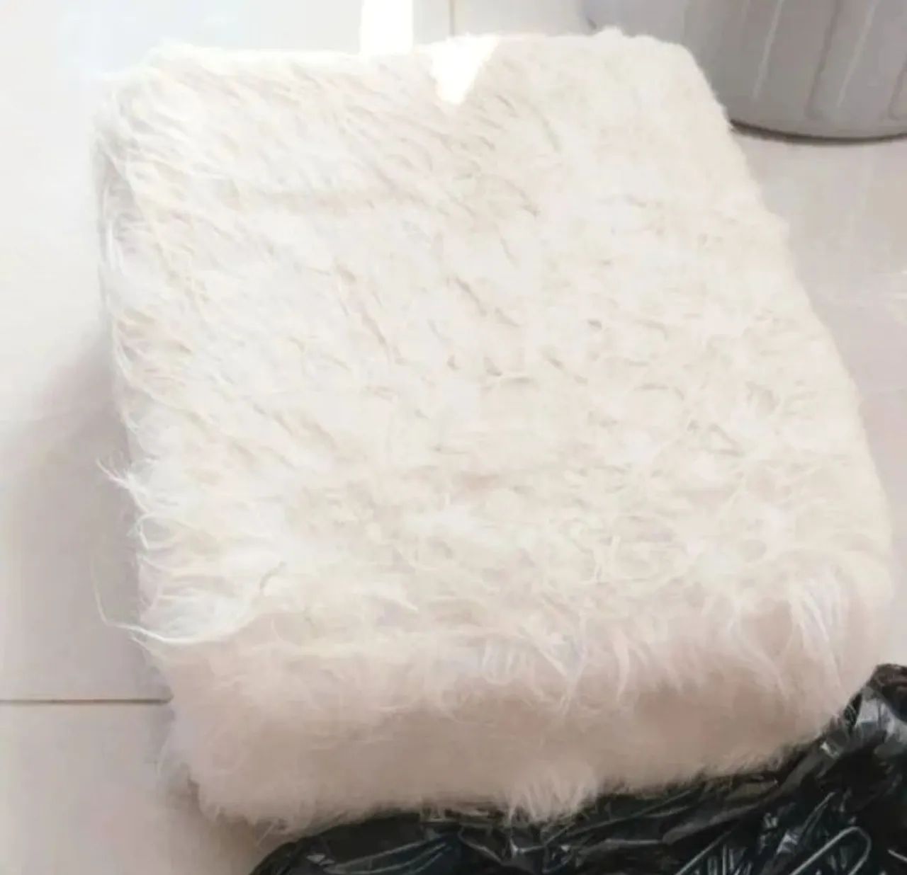 Puff pelinhos quadrado branco com pés de ferro - Foto 3