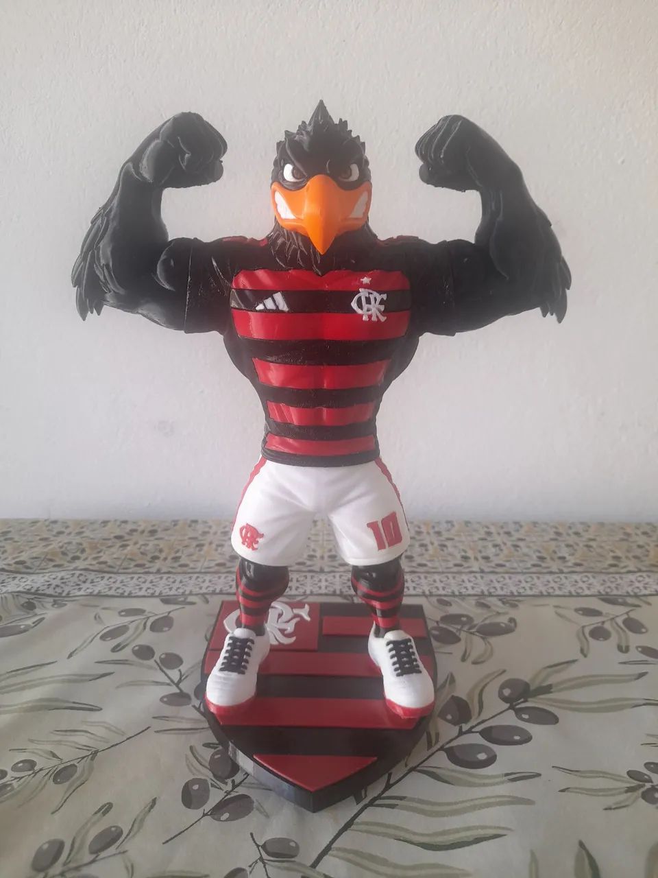 MASCOTE DO FLAMENGO 28CM COM BASE-TORCEDOR RUBRO-NEGRO