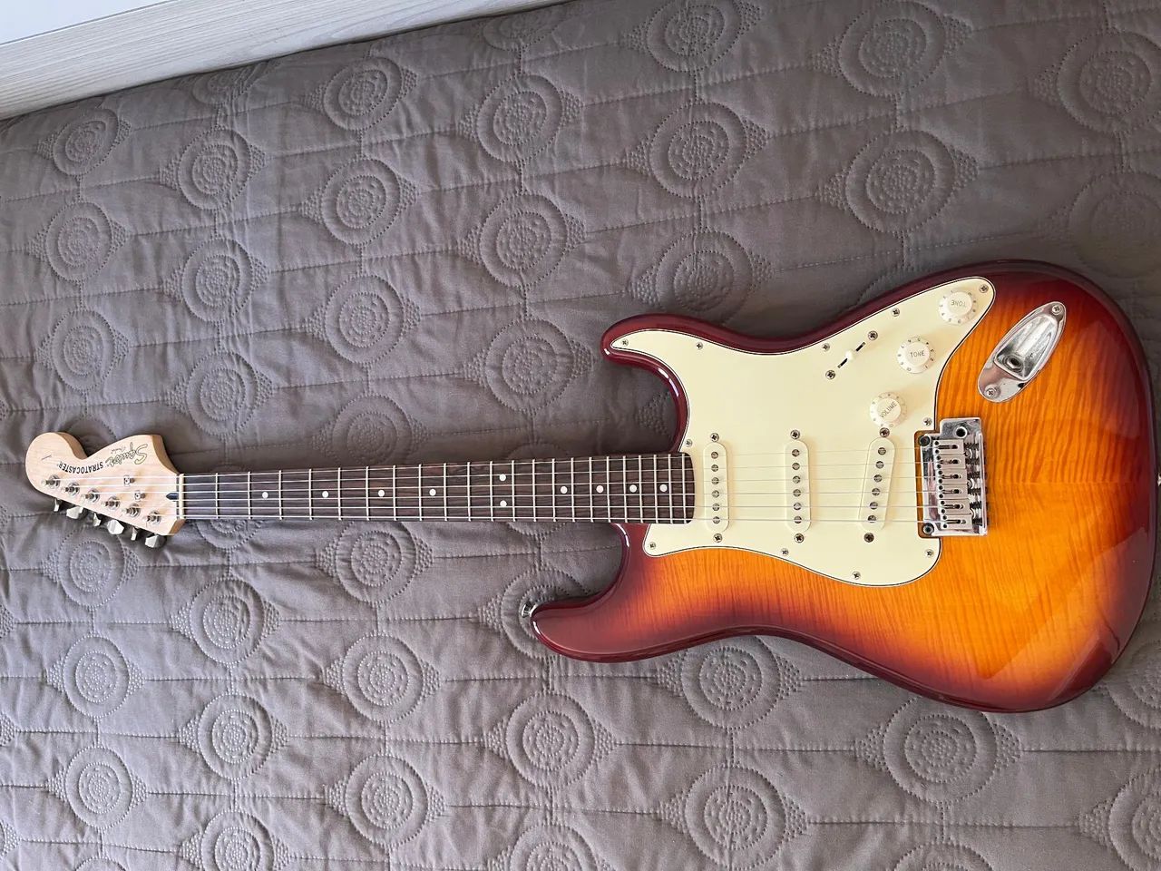 Guitarra Squier Standard Stratocaster Flame Maple Top - Foto 2