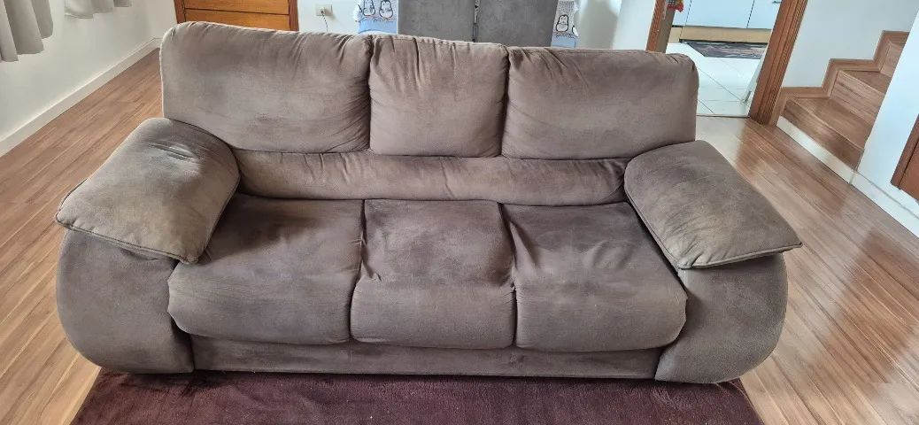Sofá marrom suede 3 lugares