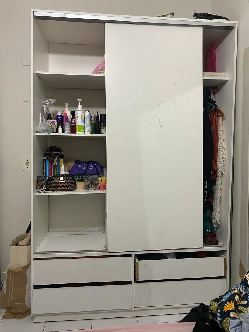 Guarda roupa uma porta e 4 gavetas 