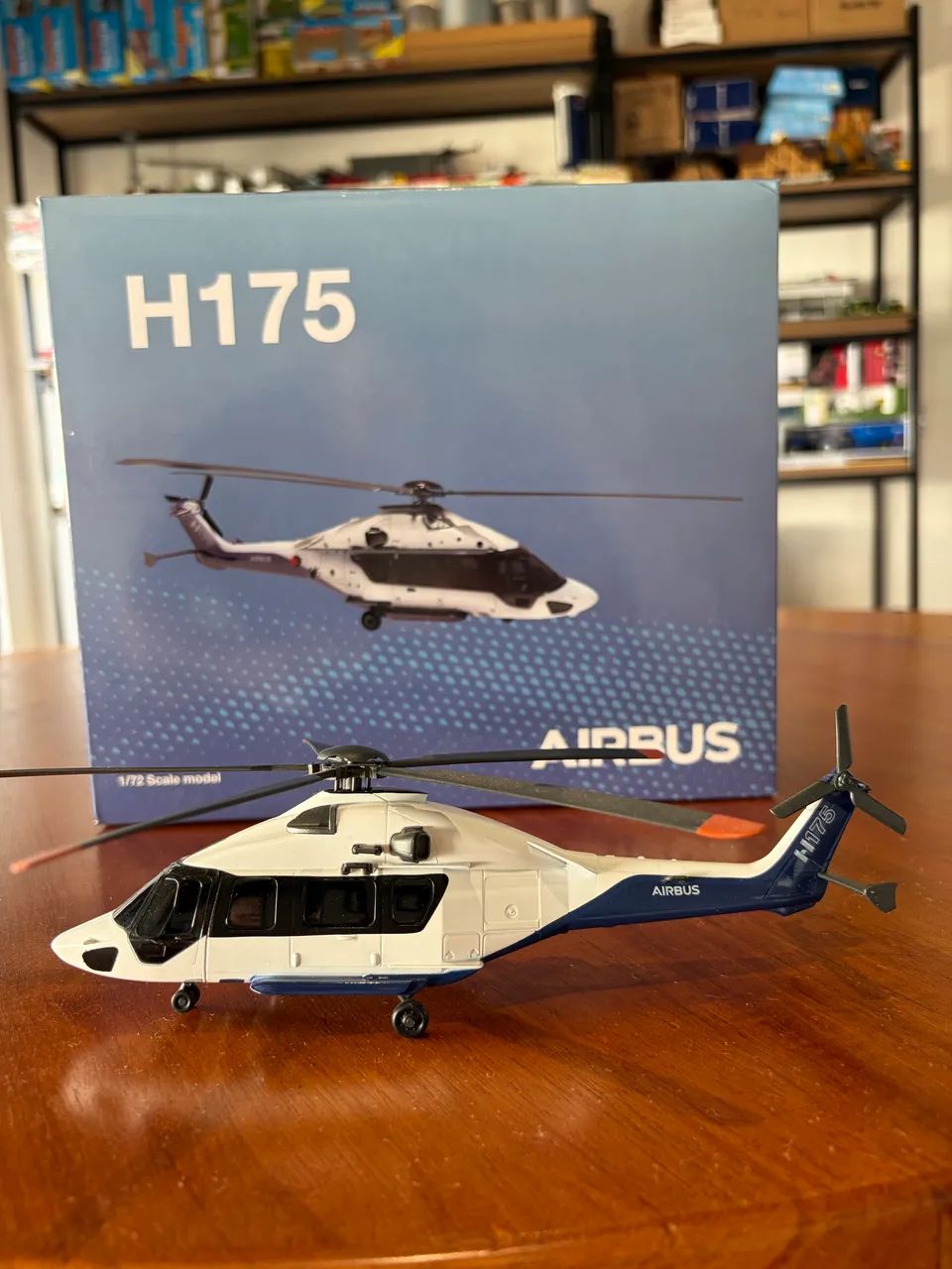 Miniatura de helicóptero Airbus H175 1/72
