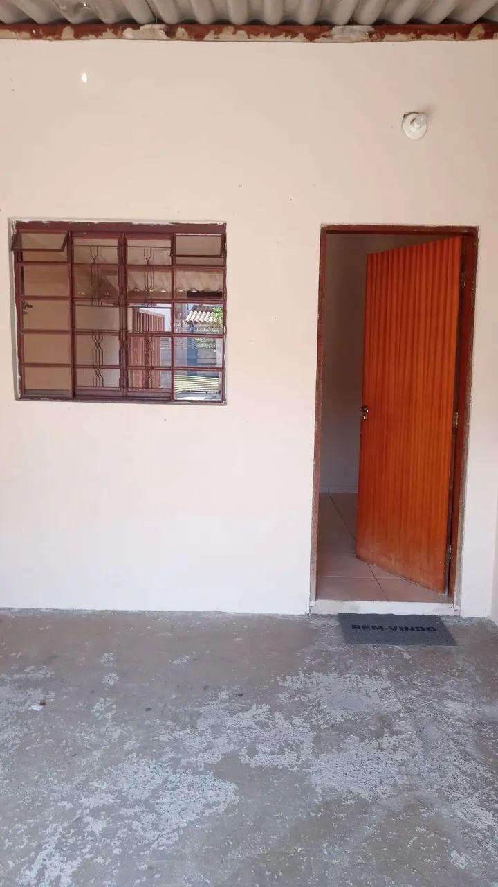 Alugo casa 2 dormitórios.