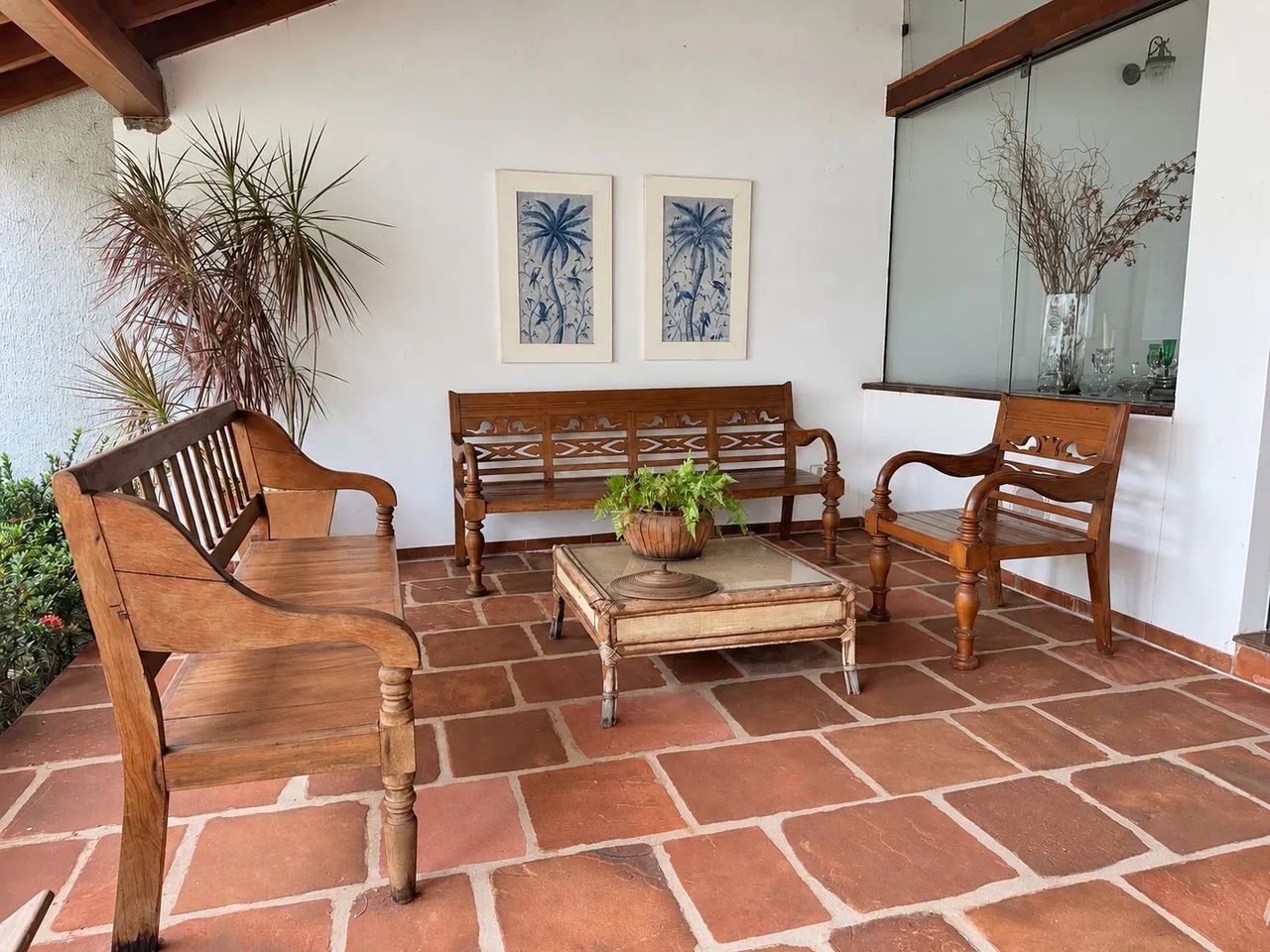 Móveis premium Dany Home | Dois bancos e poltrona em madeira