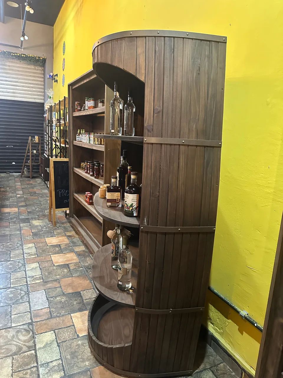 Expositor de produtos em formato de barril madeira maciça. - Foto 2