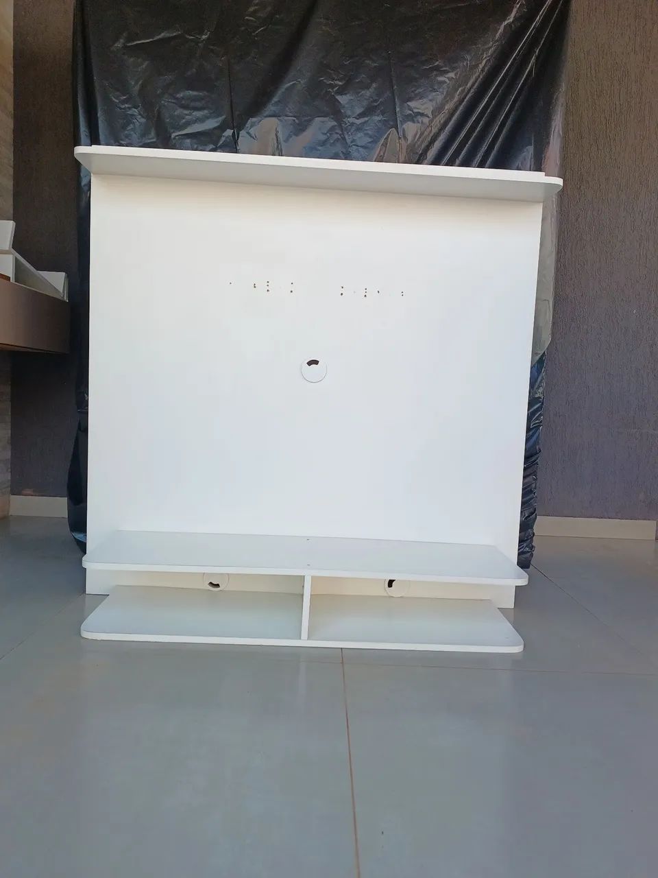 Painel de TV branco com prateleira