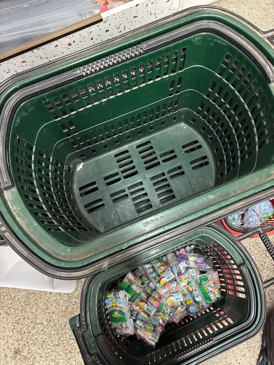 Cesto plástico de compras com rodas e alça mercado - Foto 3