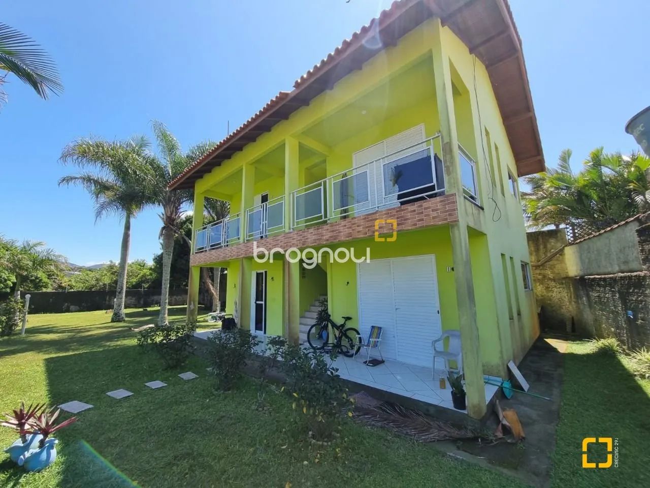 Pousada na Barra da Lagoa com amplo terreno próximo ao mar e canal.