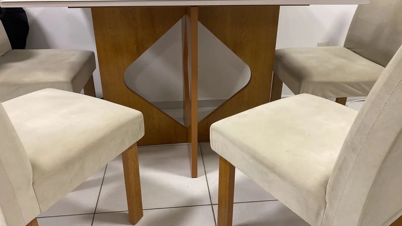 Vendo Mesa com 4 cadeiras estofadas 