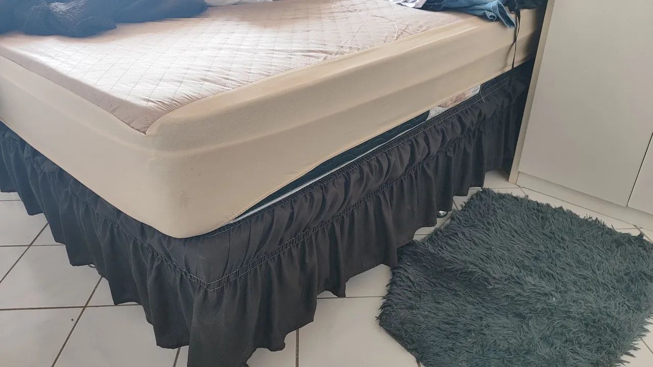 Cama Queen com colchão (TROCA)