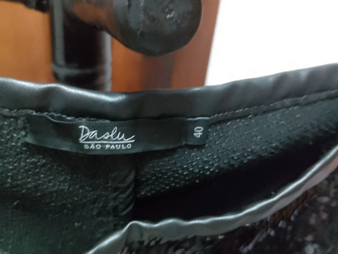 Calça de paetê é da DASLU  - Foto 4