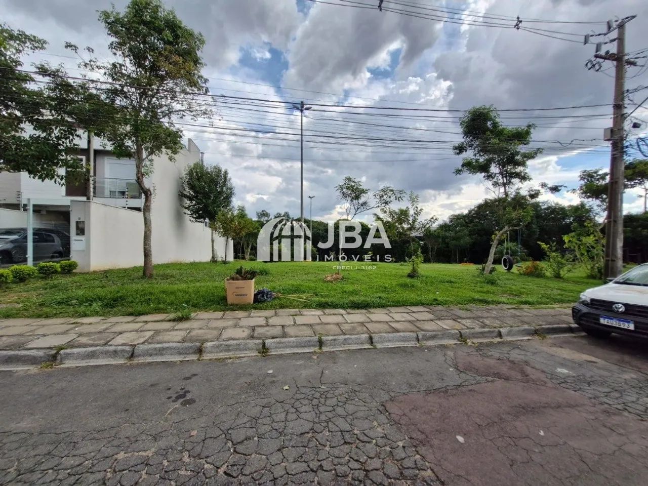rua tranquila com fácil circulação