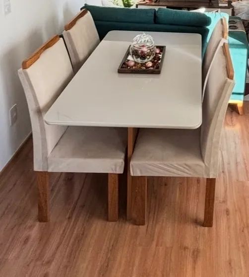 Mesa com tampo de vidro e 4 cadeiras 