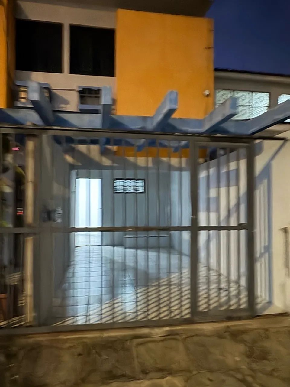 Alugo apartamento na jatiuca com dois quartos e suíte.