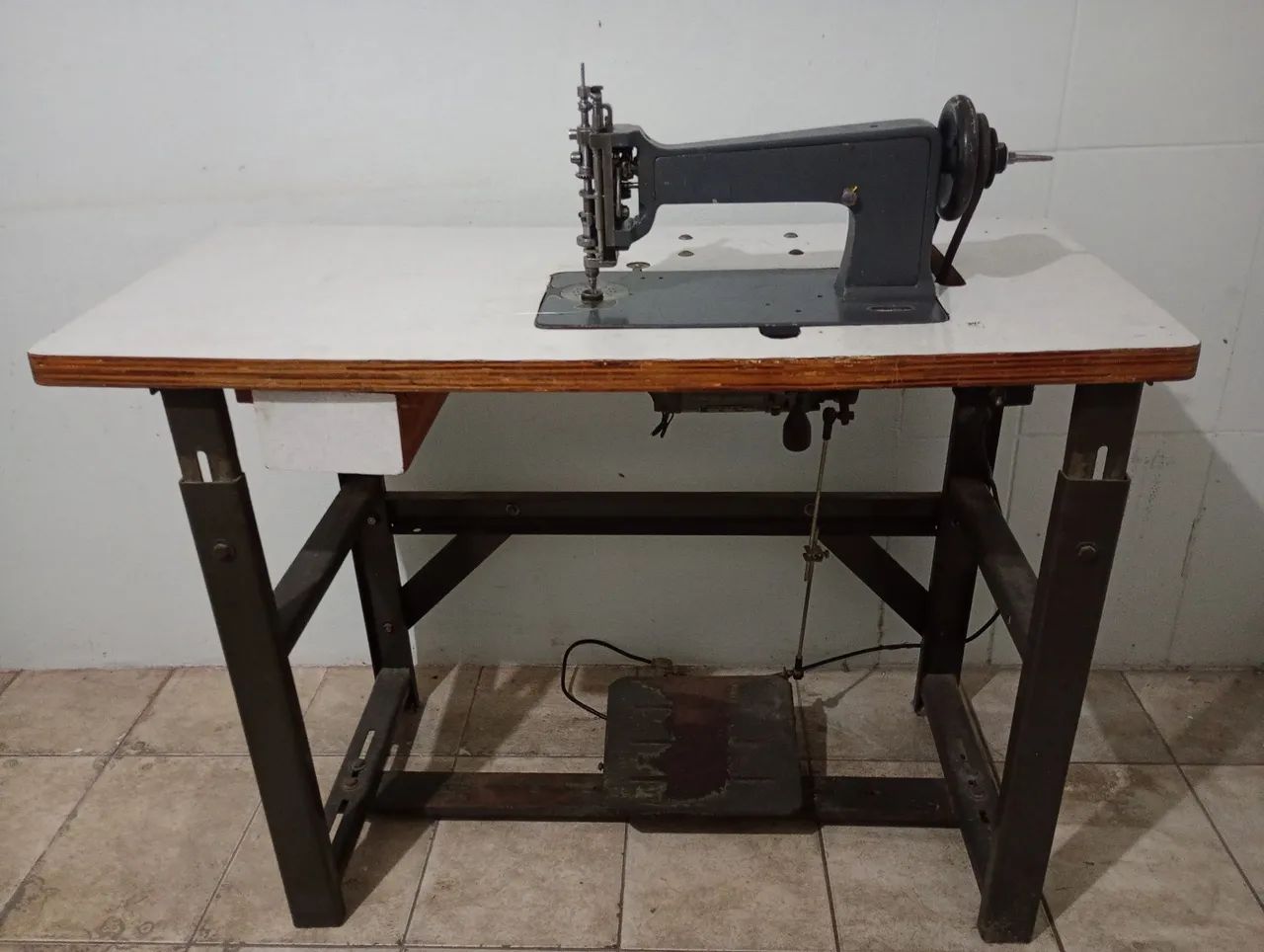 Máquina de bordar cornelly