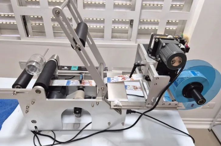 ROTULADORA SEMIAUTOMÁTICA COM DATADOR