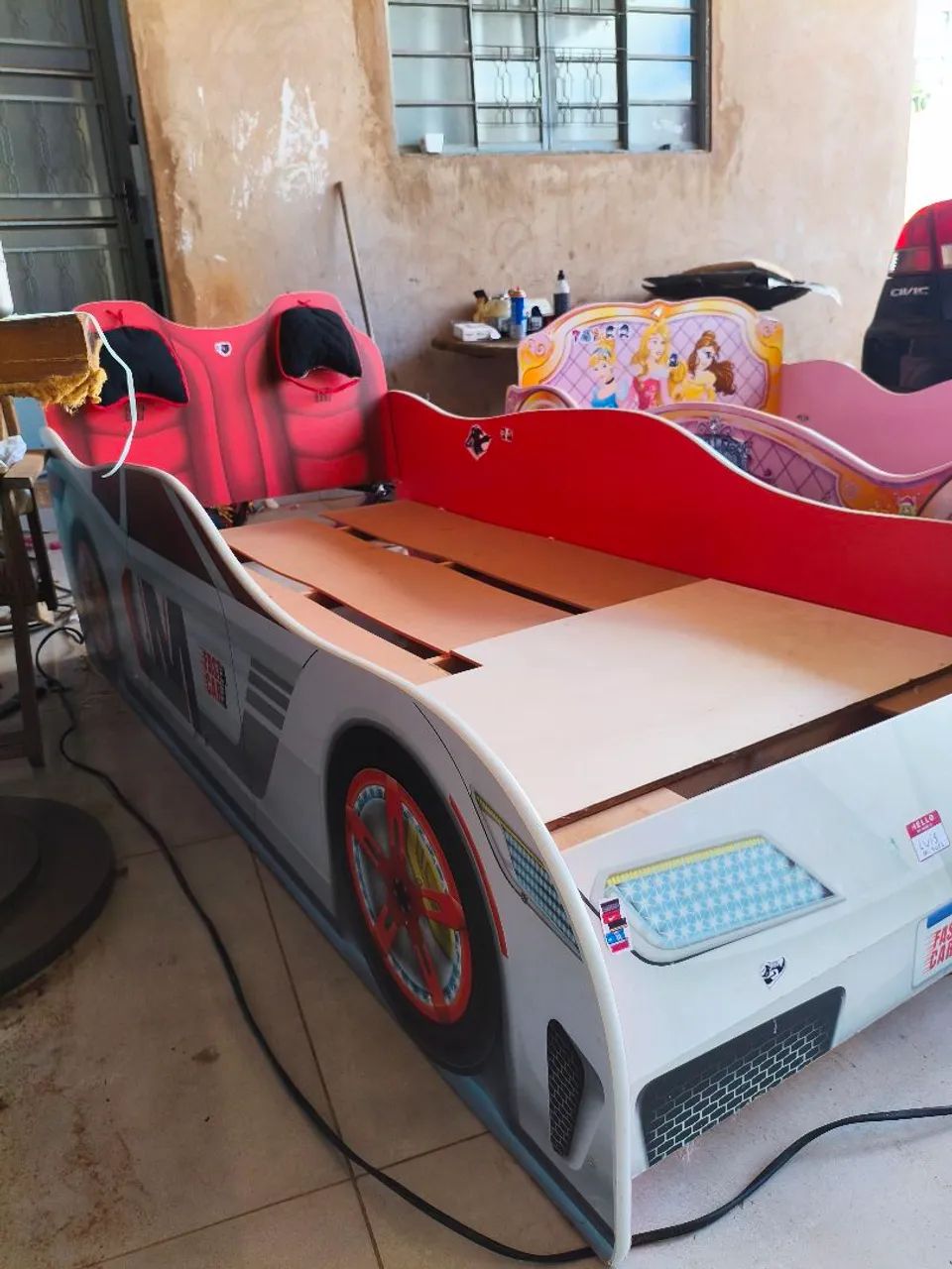 VENDO CAMA INFANTIL PRINCESA E CARRO DE CORRIDA - Foto 3