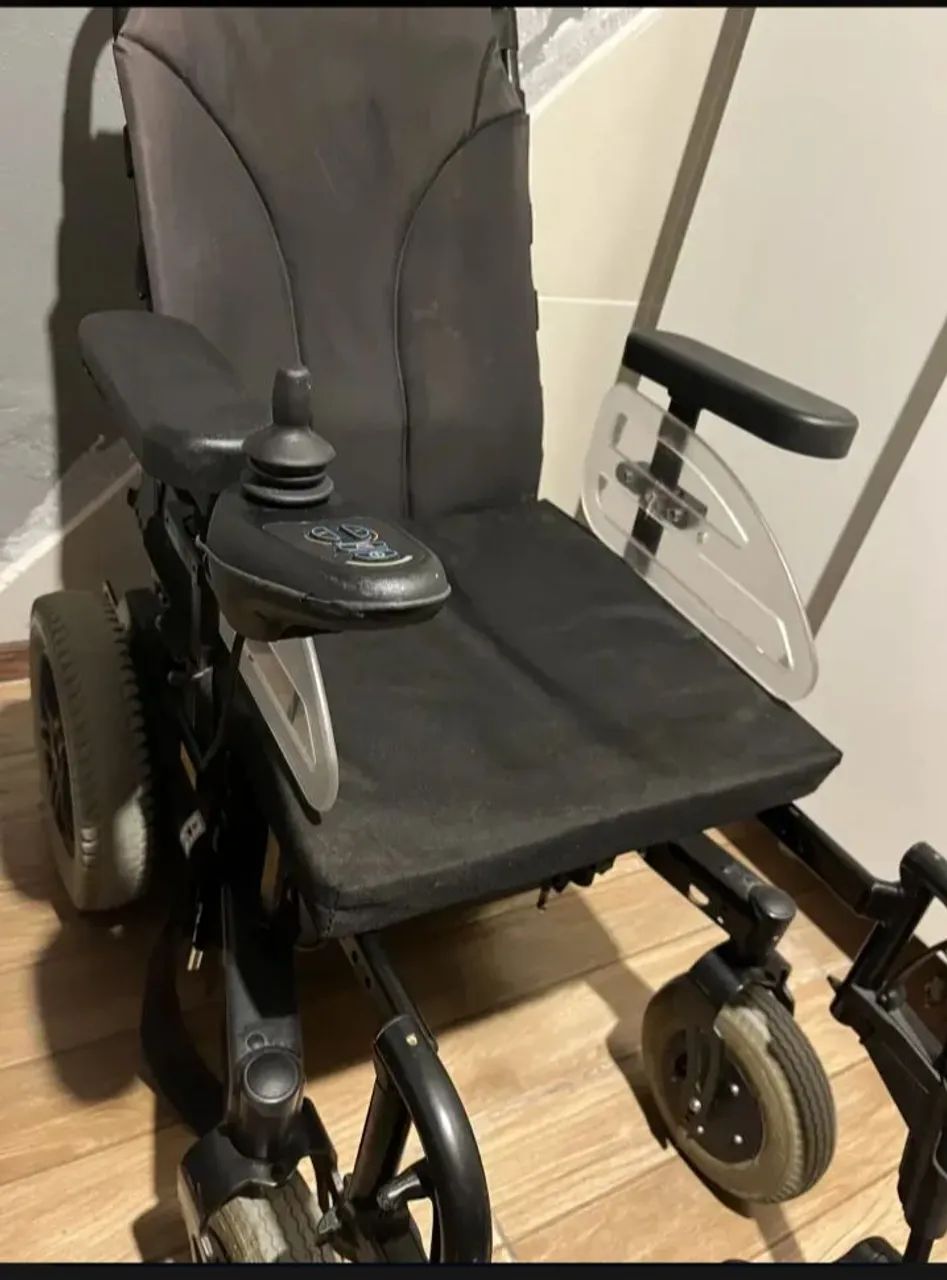 Vende se cadeira de rodas motorizada (sem bateria)