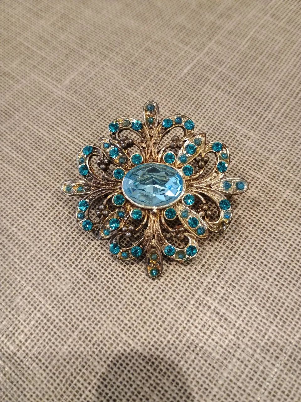 Broche vintage com cristais azuis