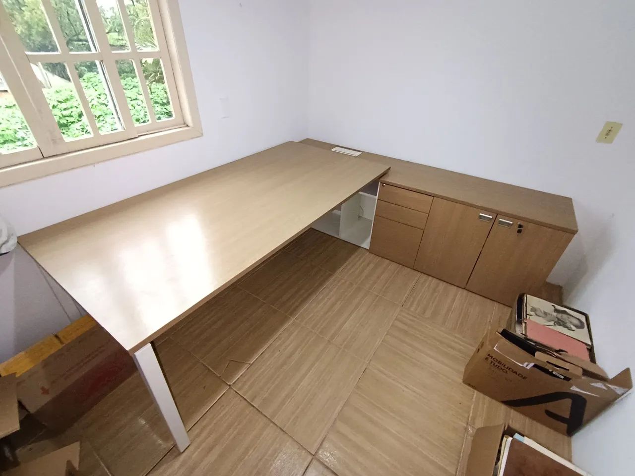 Mesa de Escritório Marelli Executiva em L com Gaveteiro, Armário e Caixa de Tomadas - Foto 4