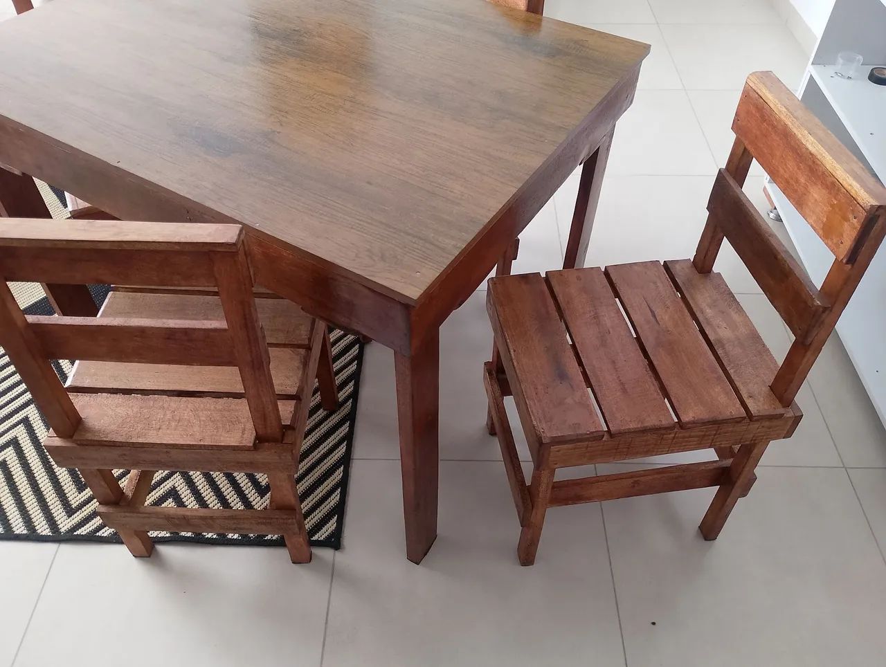 Mesa e cadeiras 