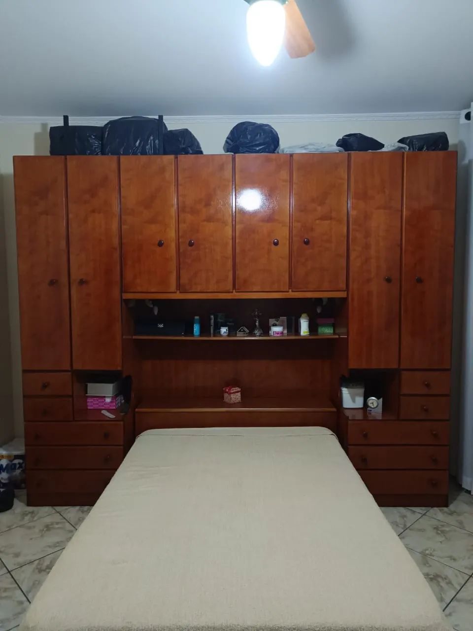 Guarda roupa e cama com colchão 