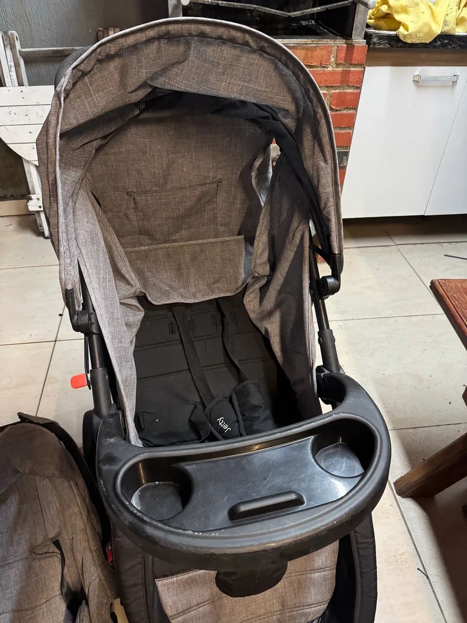 Carrinho de bebê com bebê conforto Cosco - Foto 4