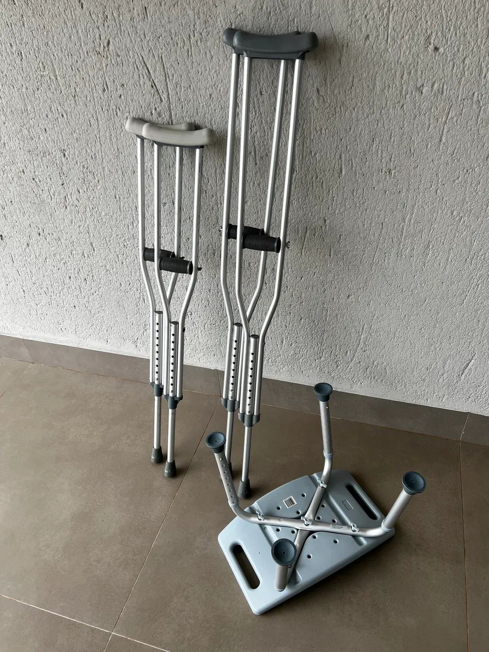 Muletas e banqueta pós operatório  - Foto 2