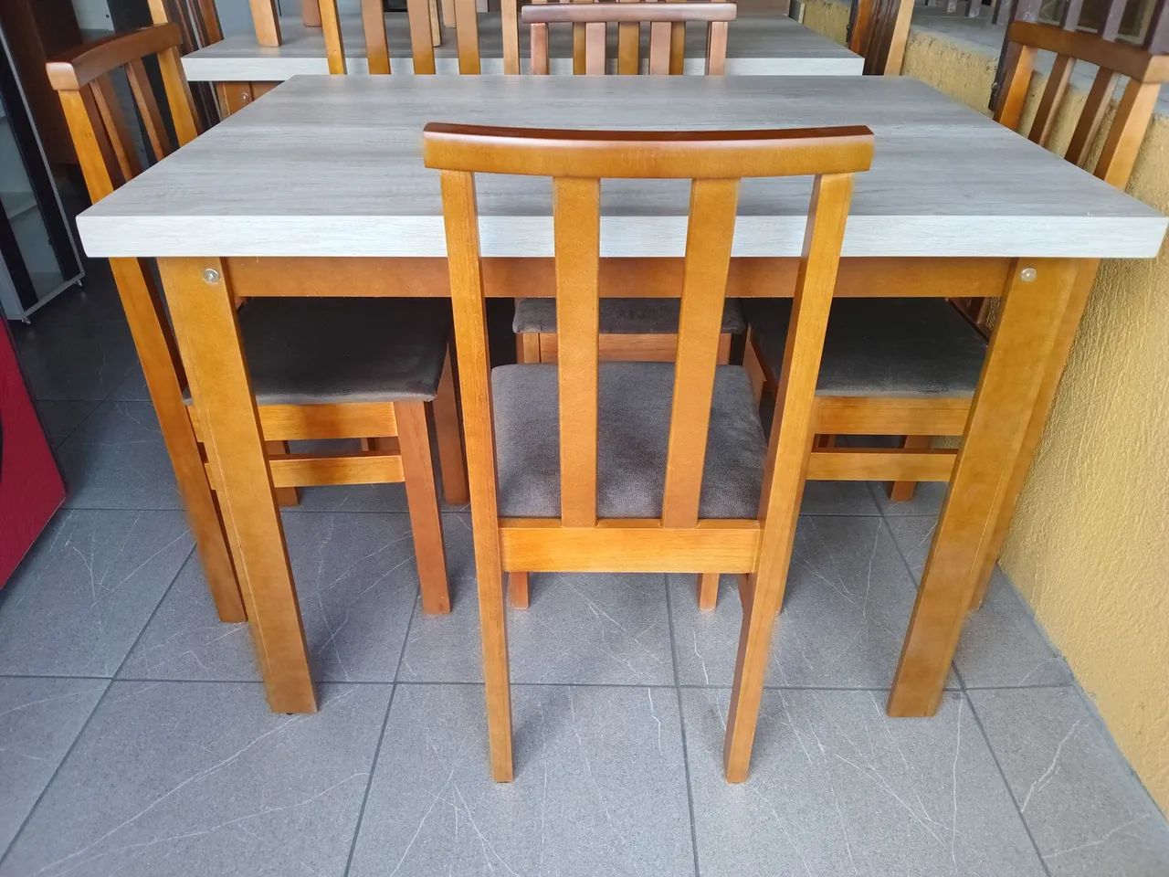Mesa 1,10 x 80cm com 04 cadeiras, nova..(Entrego) - Foto 3