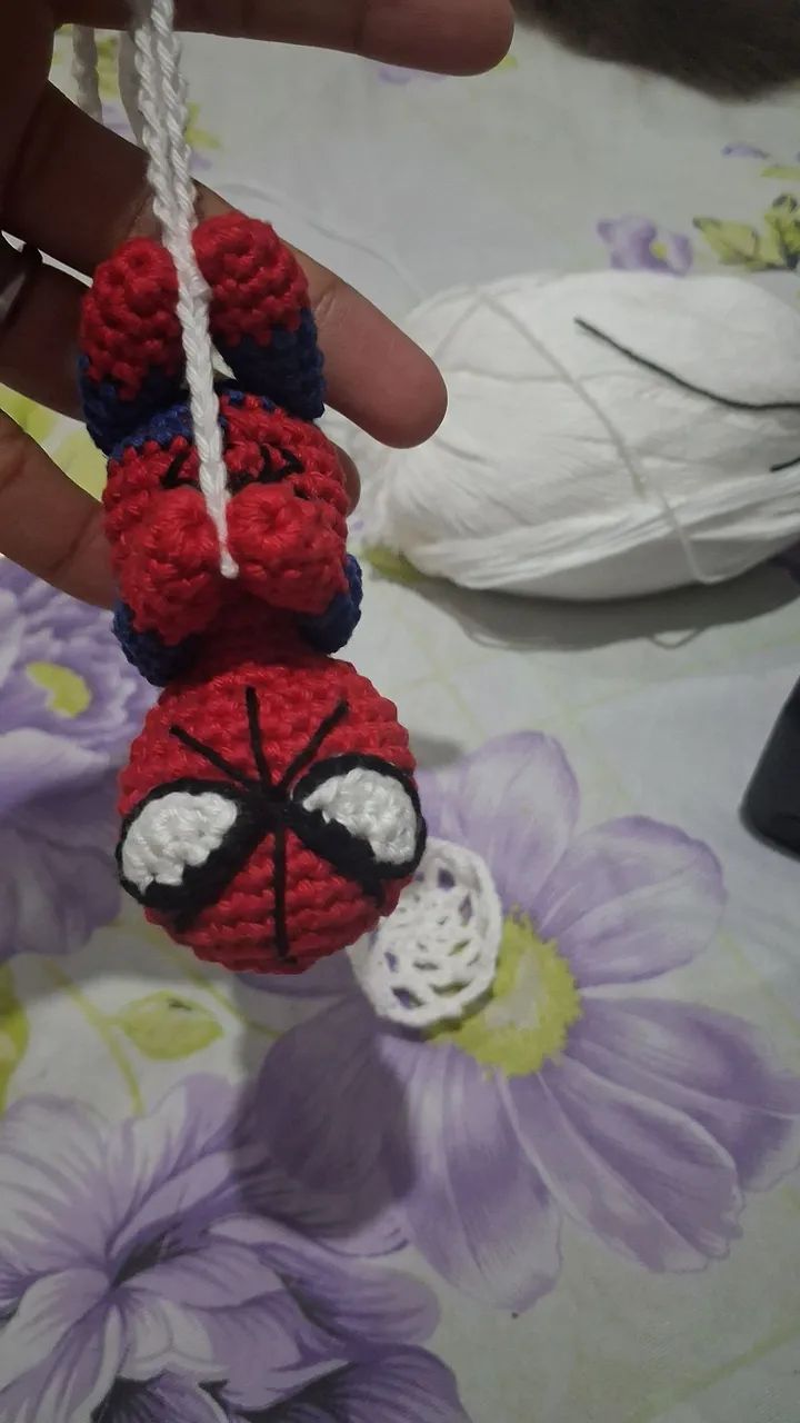 Chaveiro homem-aranha de crochê  - Foto 4