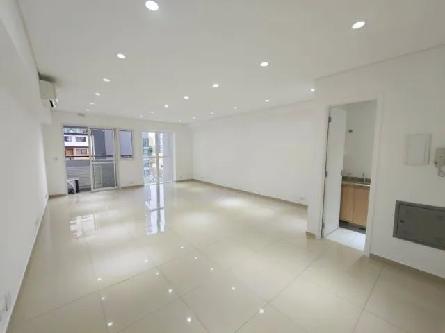 Linda Sala Comercial no Centro 45m2 edifício alto padrão com Ar Condicionado