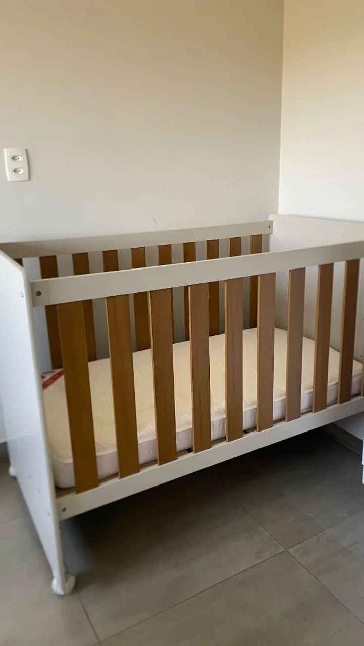 BERÇO QUE VIRA CAMA + COLCHÃO - R$ 400 - Foto 2