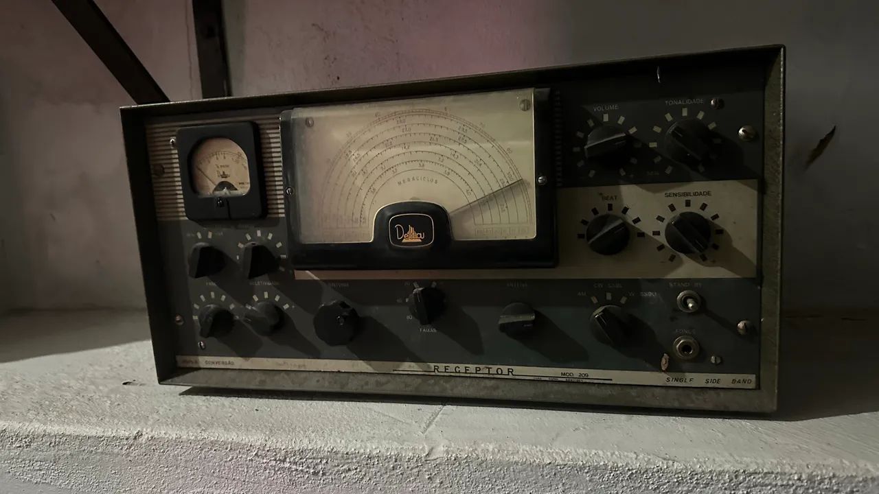 Receptor de rádio amador antigo Delta modelo 209