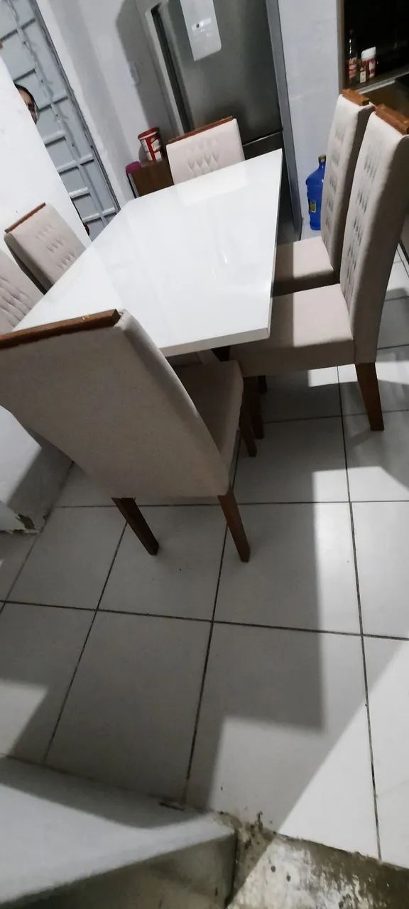 Vendo mesa com  cadeiras bem conservada