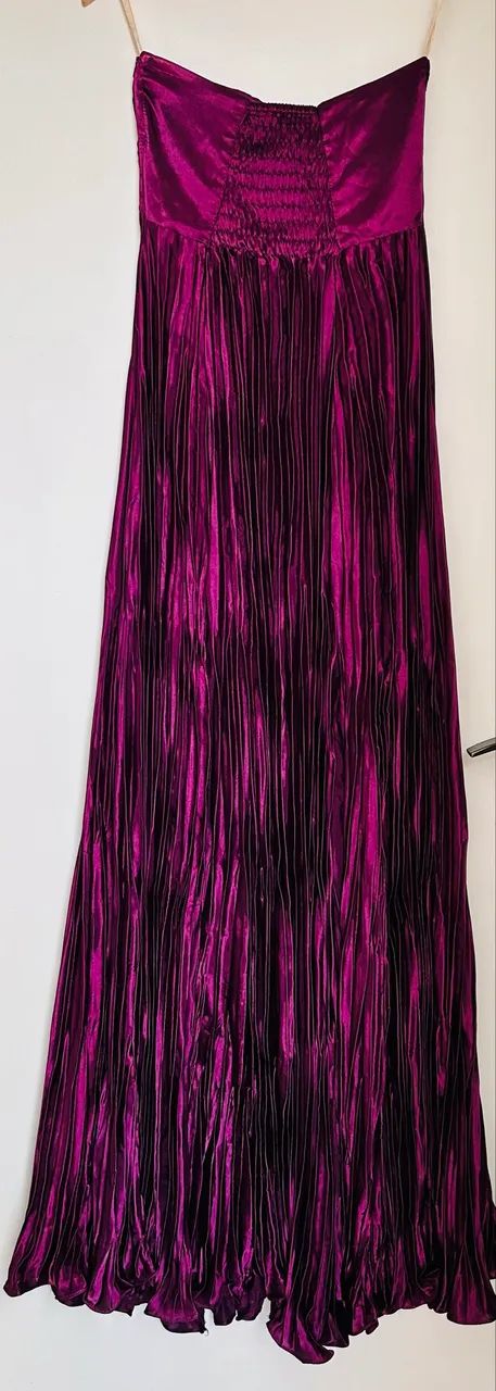 Belo vestido  bordô