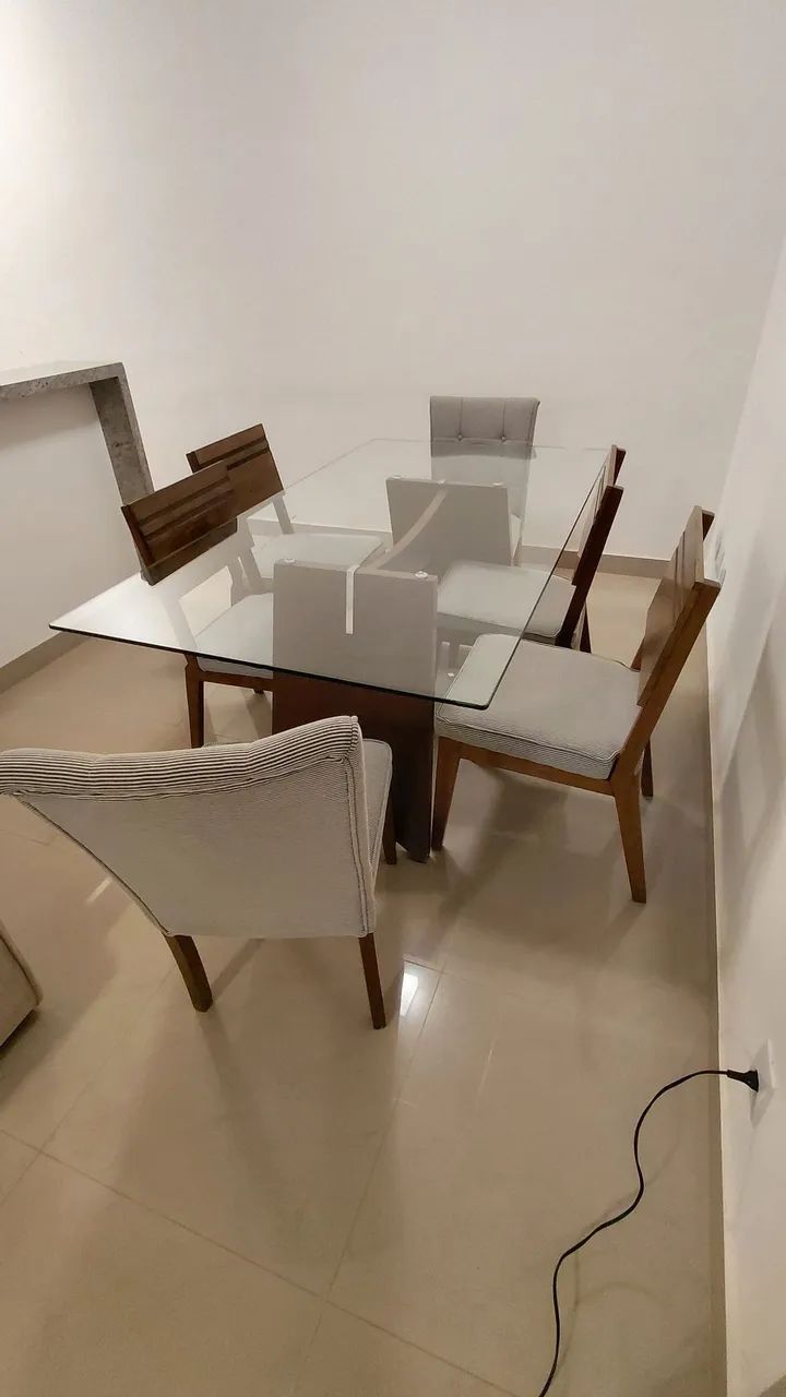 Mesa de jantar com com tampo de vidro e 6 cadeiras em excelente estado.  - Foto 4