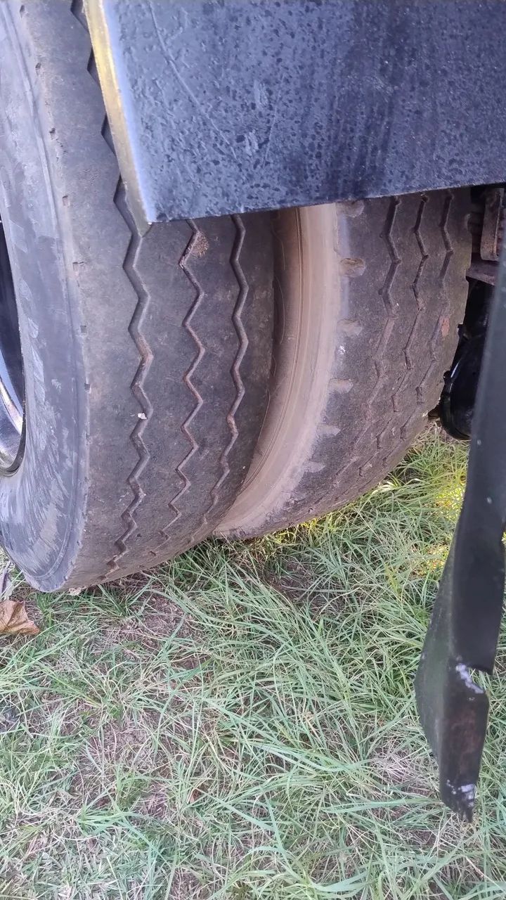 Vendo ano 2012 com habitáculo e caçamba Rosset ou só no chassis  - Foto 2