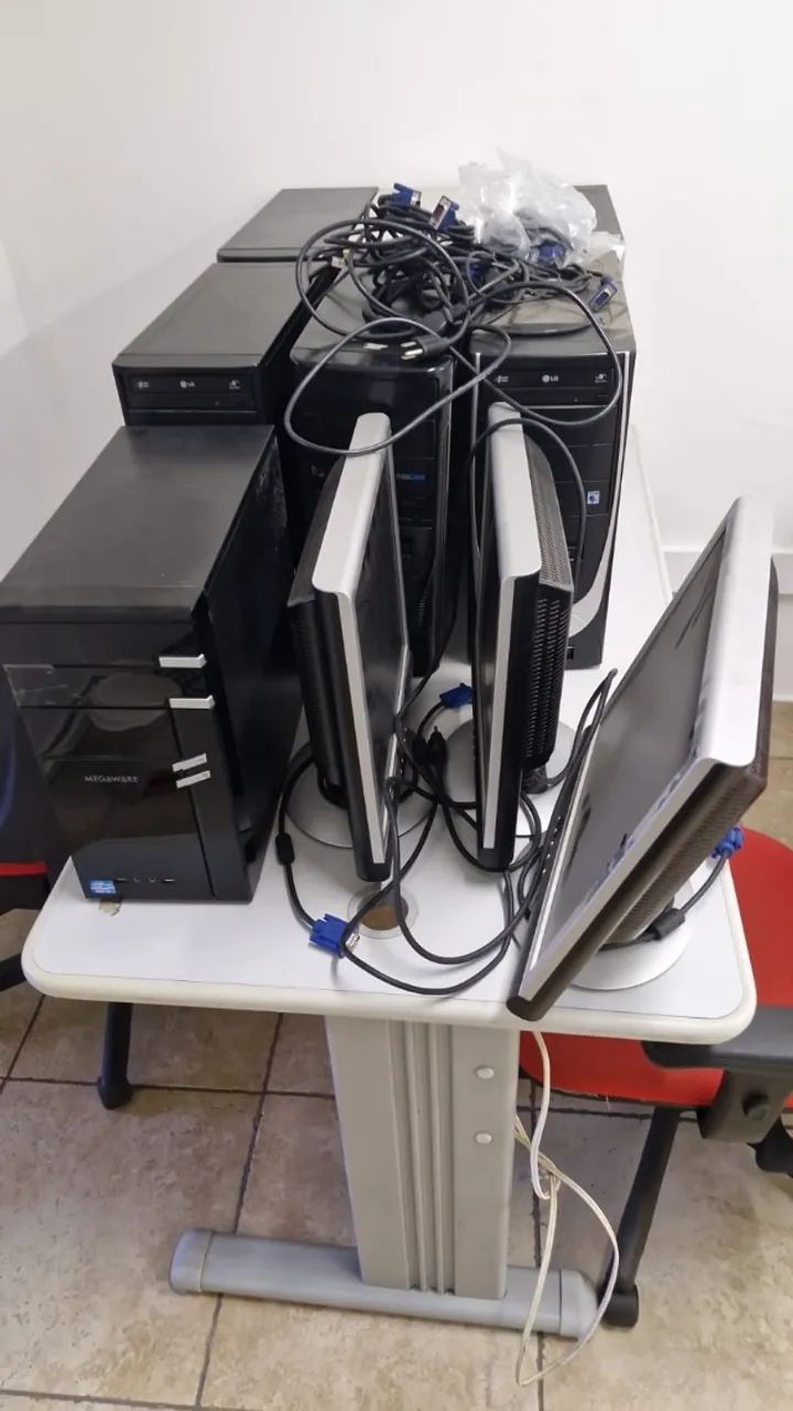 computadores, monitores e teclados com mouse