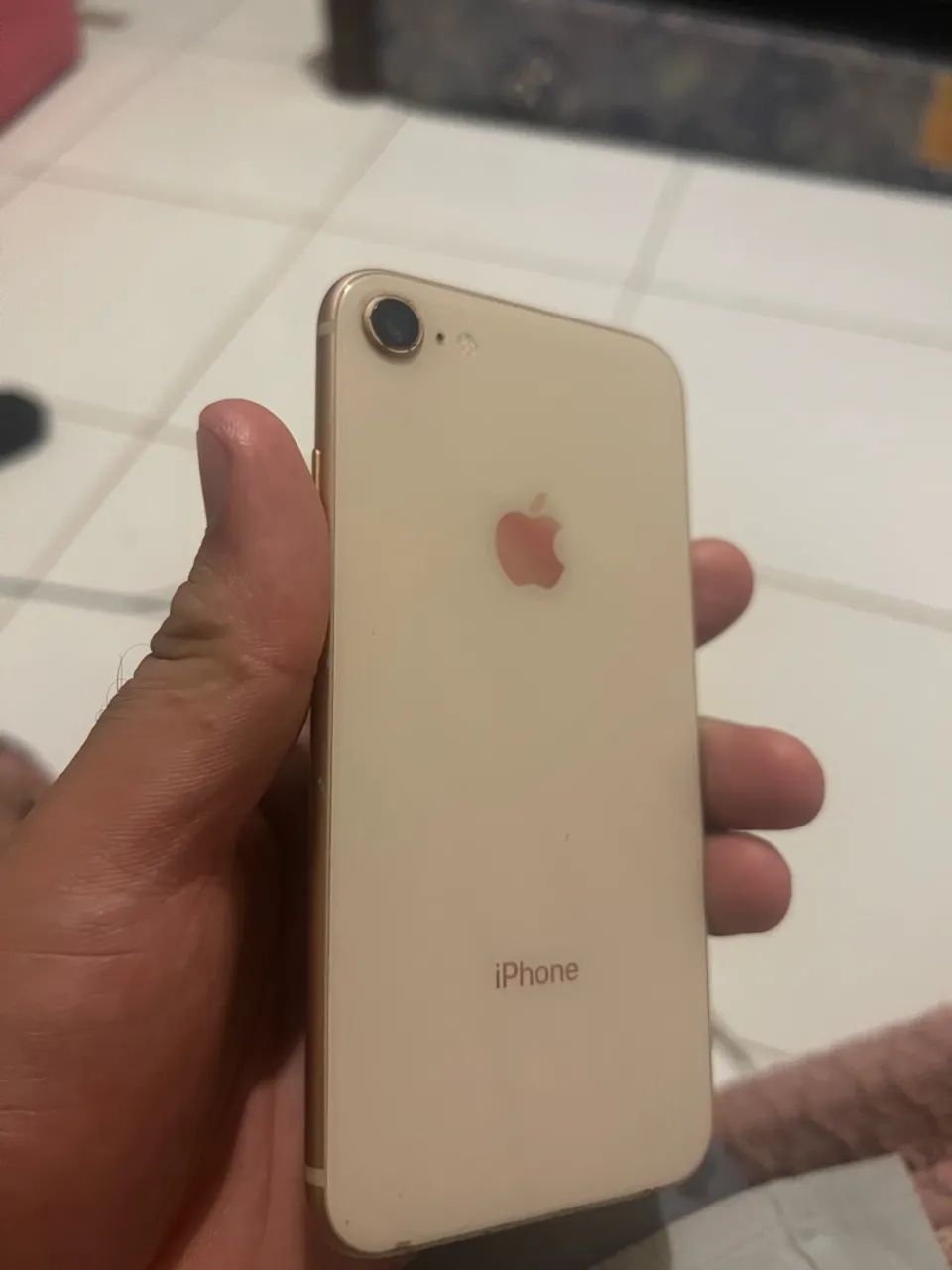 Vendo iPhone 8 Dourado - R$ 200 - Foto 2