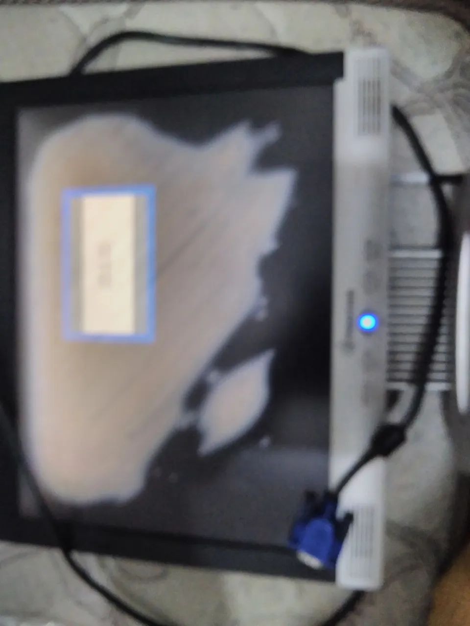 Monitor com mancha branca funcionado perfeitamente. Acompanha cabos