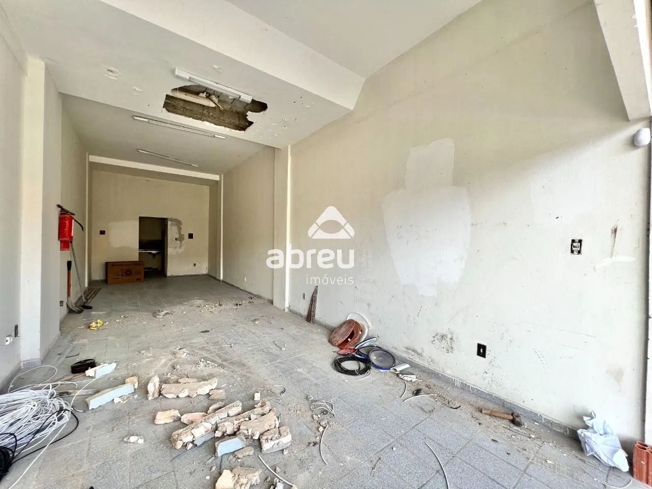 Excelente oportunidade de alugar uma loja (n°09),no Edificio Cecom, localizada na Avenida  - Foto 3