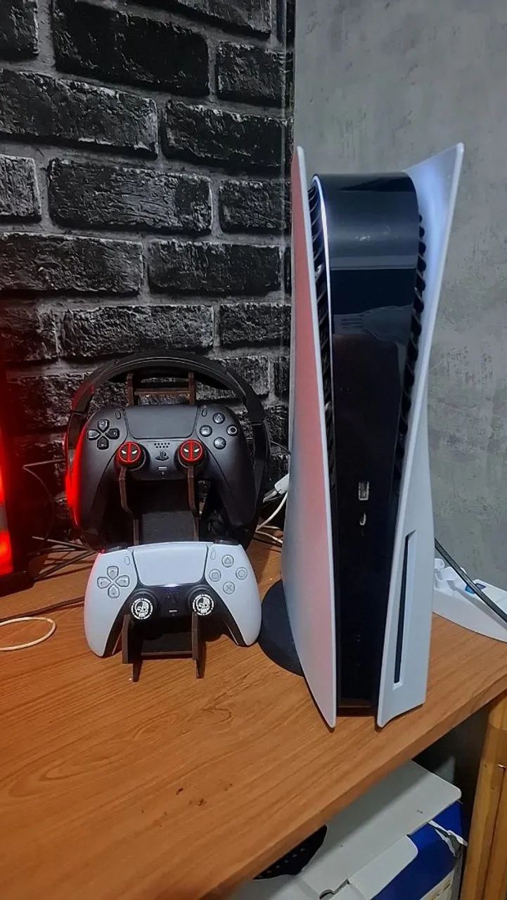 PS5 MÍDIA FÍSICA E DIGITAL COM 2 CONTROLES + 2 JOGO