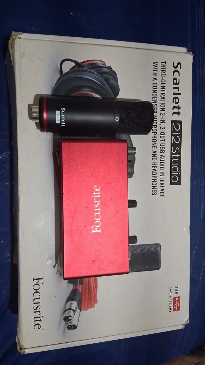 Interface de áudio Focusrite Scarlett 2i2 Studio 3 Geração e Microfone Condensador