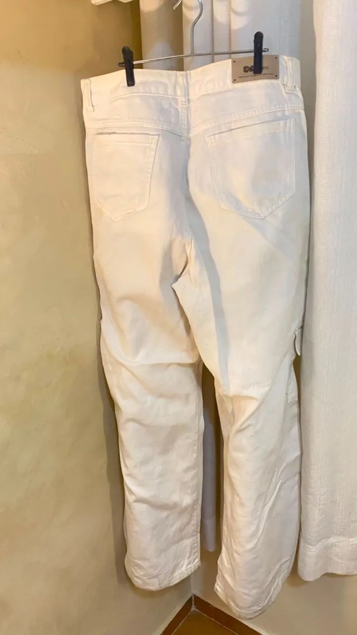 Calça jeans cargo tamanho 46 com bolsos na lateral  - Foto 2