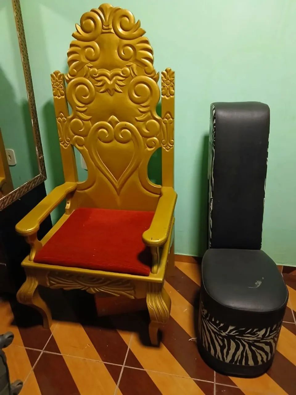 Cadeira Trono Dourada + Puff Tamanco - Foto 5