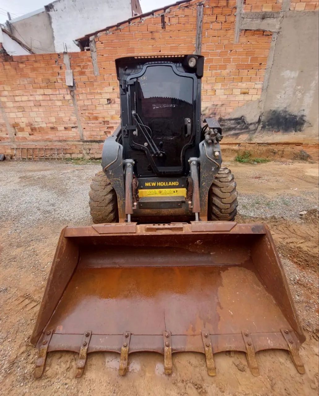 Minicarregadeira New Holland L320 ano 2020, com 4.800 horas, ar condicionado, em SP - Foto 3