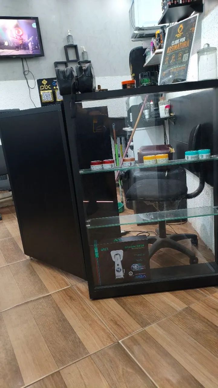 Vendo recepção com mostruário de vidro, gaveta com chave e rodinhas. - Foto 2