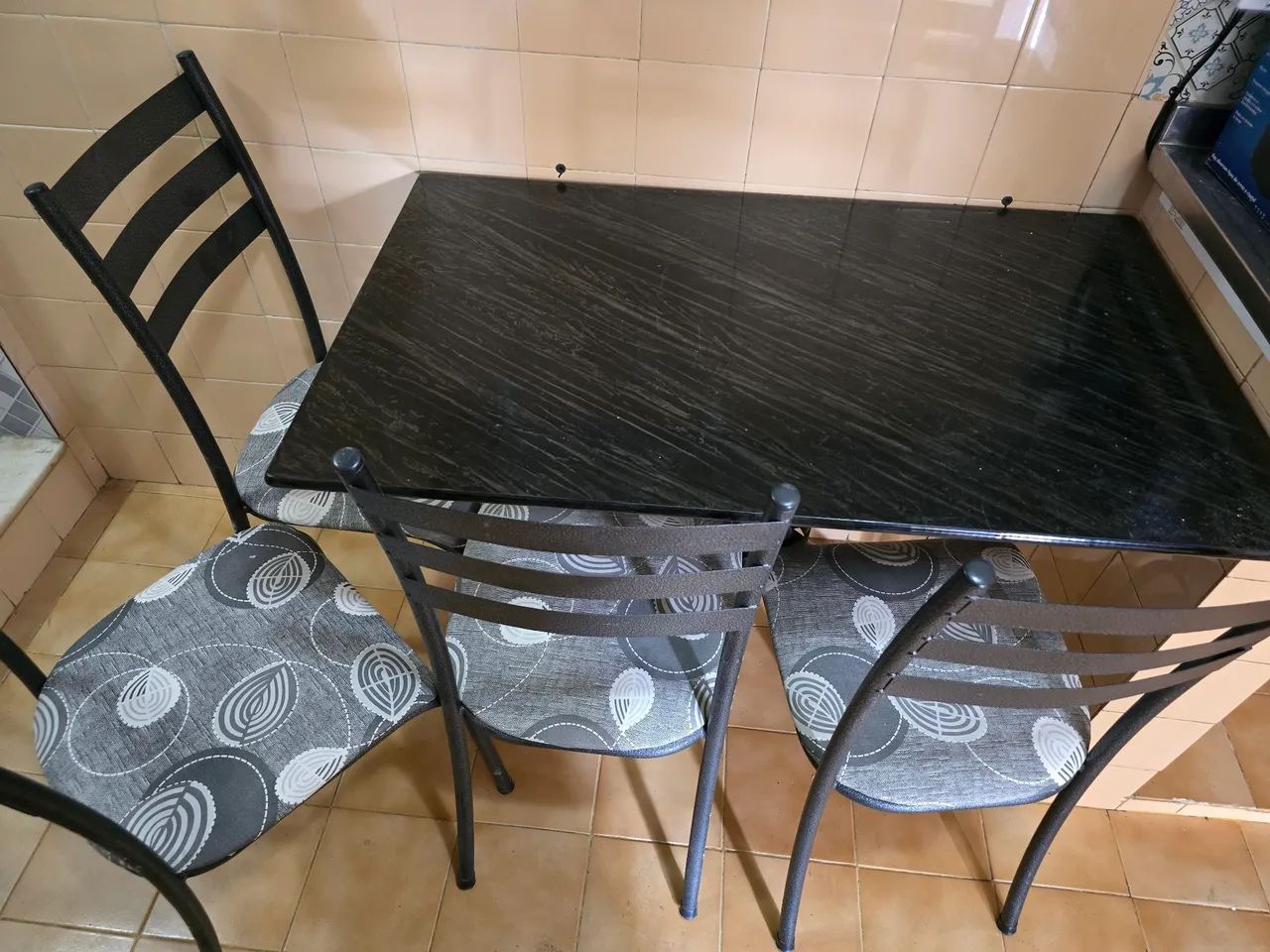 Mesa com 4 cadeiras 