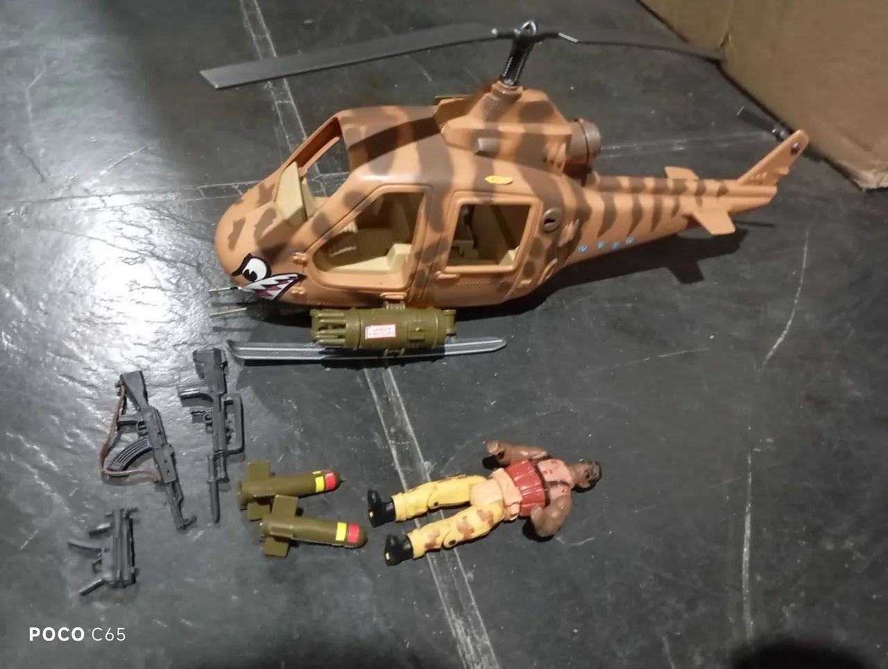 Helicóptero antigo SOS comandos Gulliver + boneco 